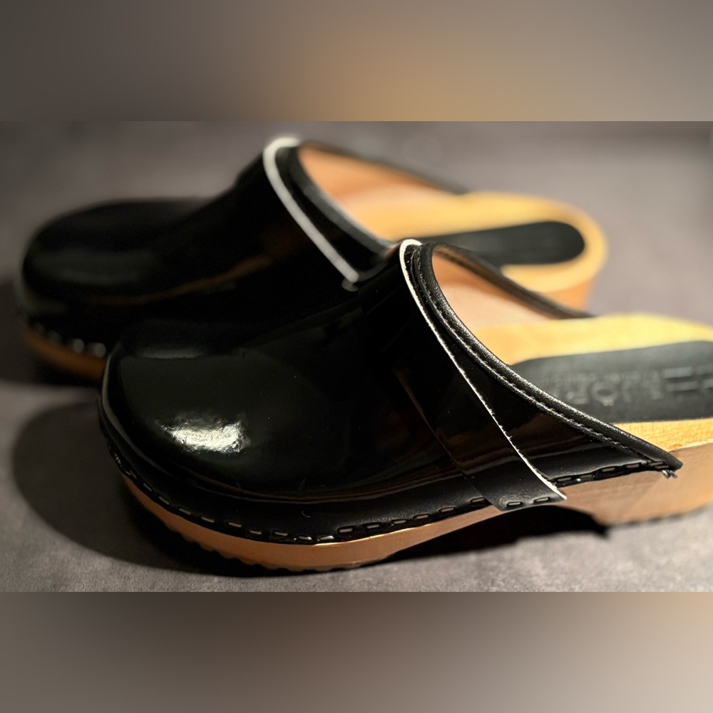 LEIA Women’s 6.5 Wood Classic Open Back Patent Leather Clogs, Black